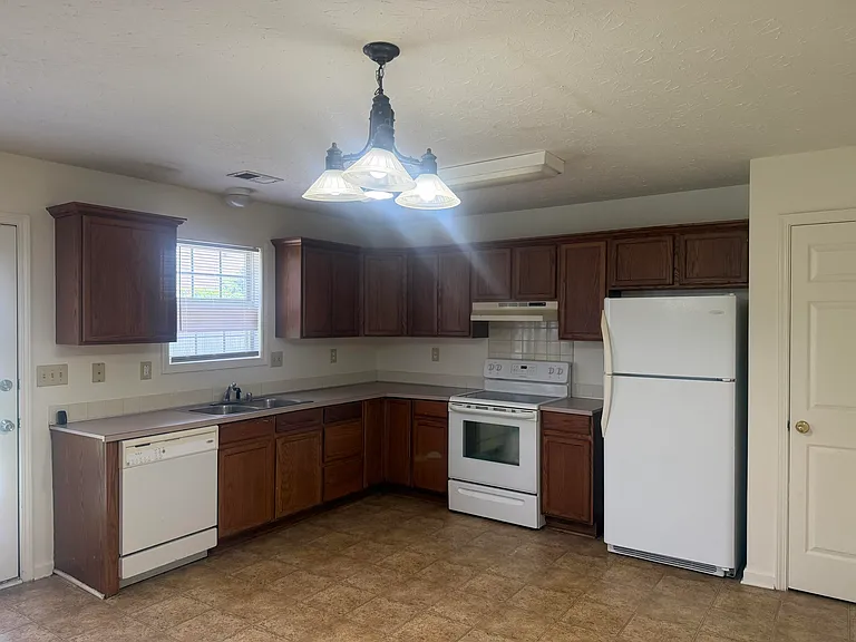 541 Lidian Ct — Photo 3
