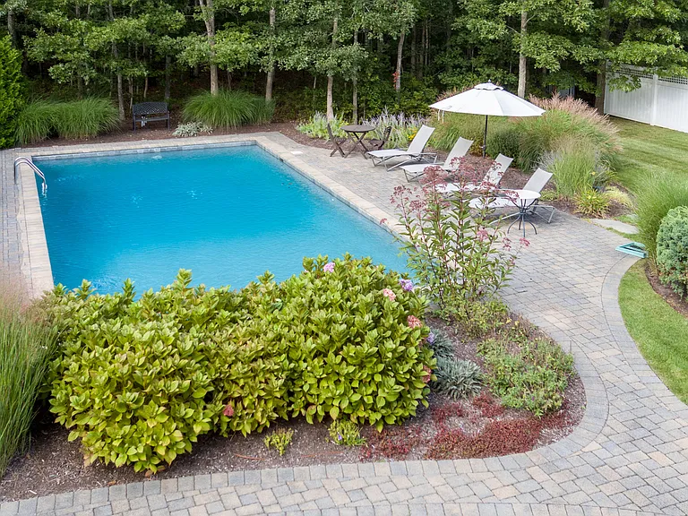 37 Arbutus Rd — Photo 2