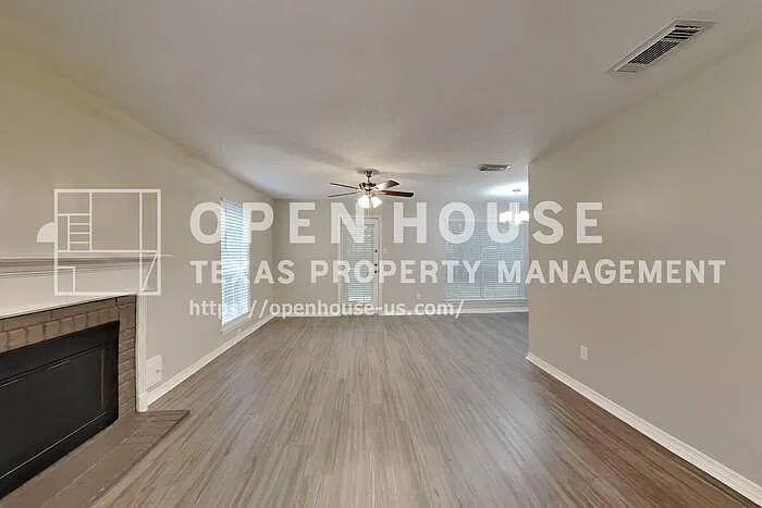 3 bed, 2.5 bath, 2300 sqft, $2,450 — Photo 3
