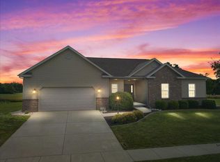 5 Sandstone Ave, Carlock, IL 61725