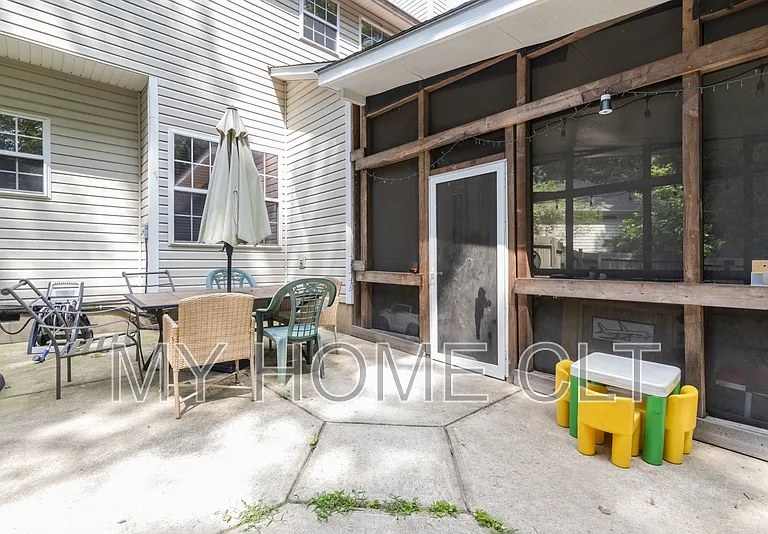 10029 Dauphine Dr — Photo 38