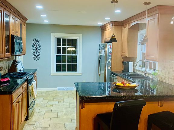 3rd image of 3415 Oak Ln