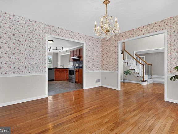 5th image of 1240 Hambiltonian Way