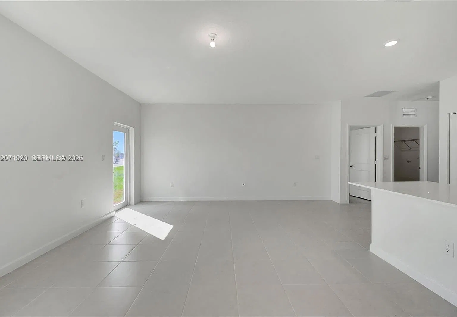 5 bed, 2500 sqft, $4,200 — Photo 2