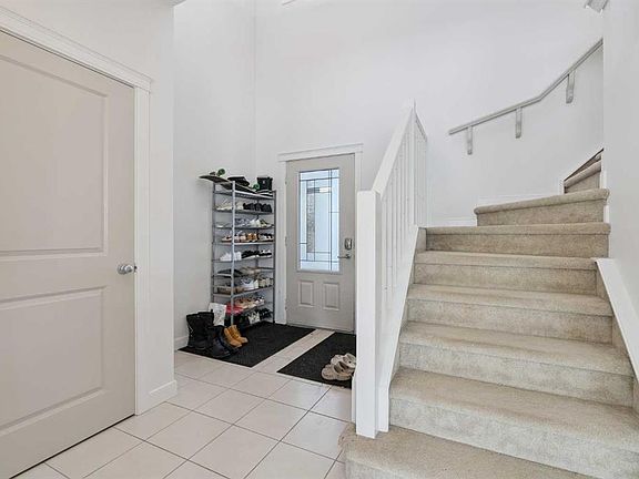 4th image of 47 E Everbrook Cres SW