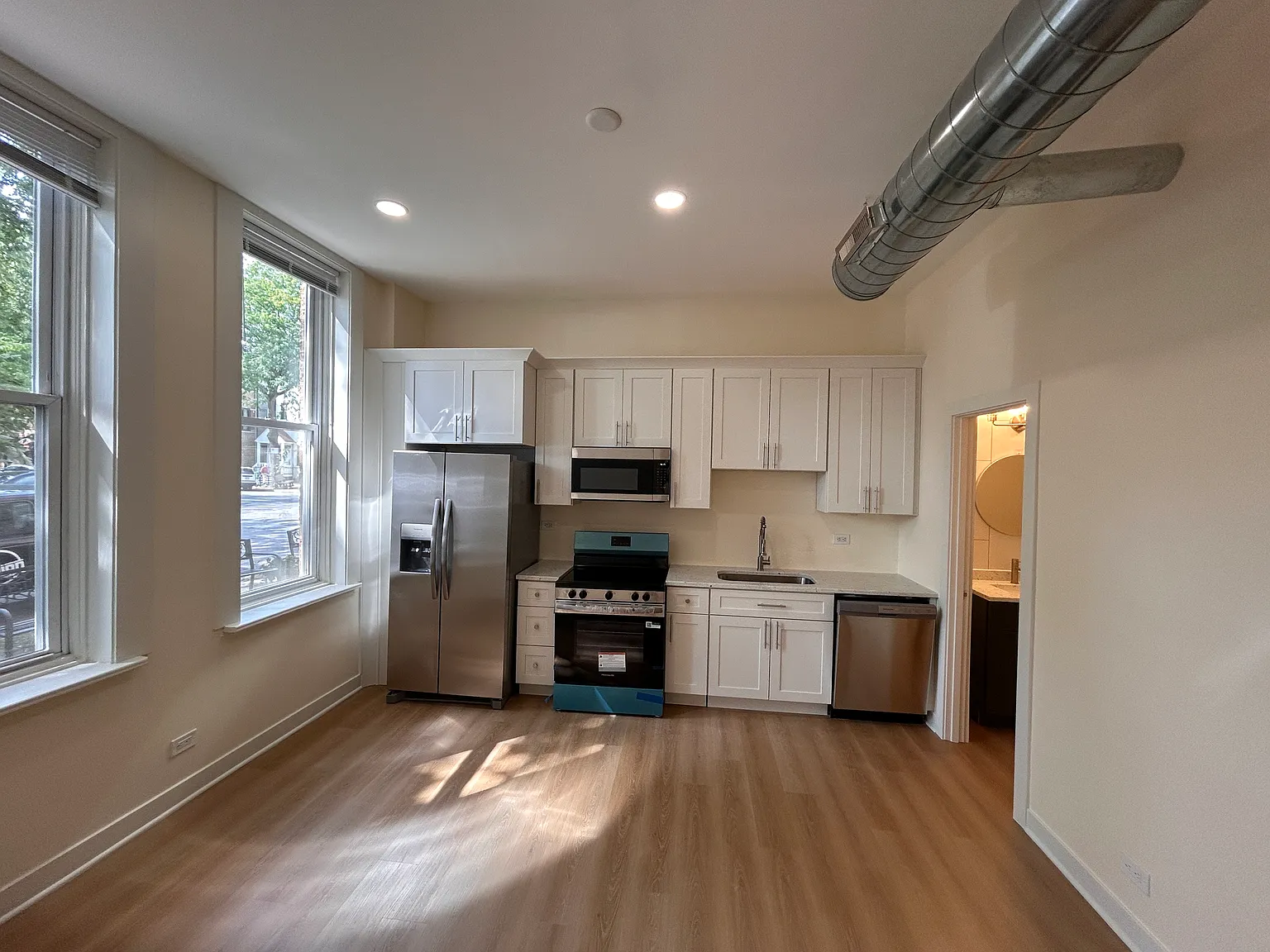 3 bed, 1000 sqft, $3,200 — Photo 2