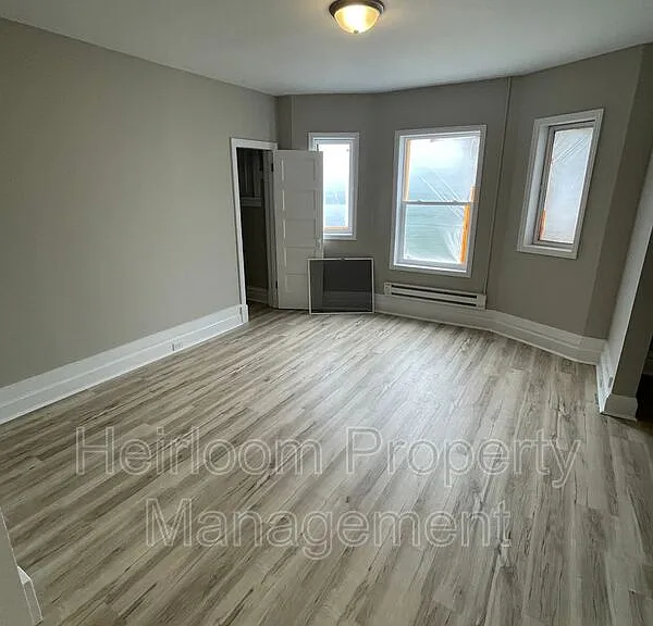 611 E 6th St #2 — Photo 3