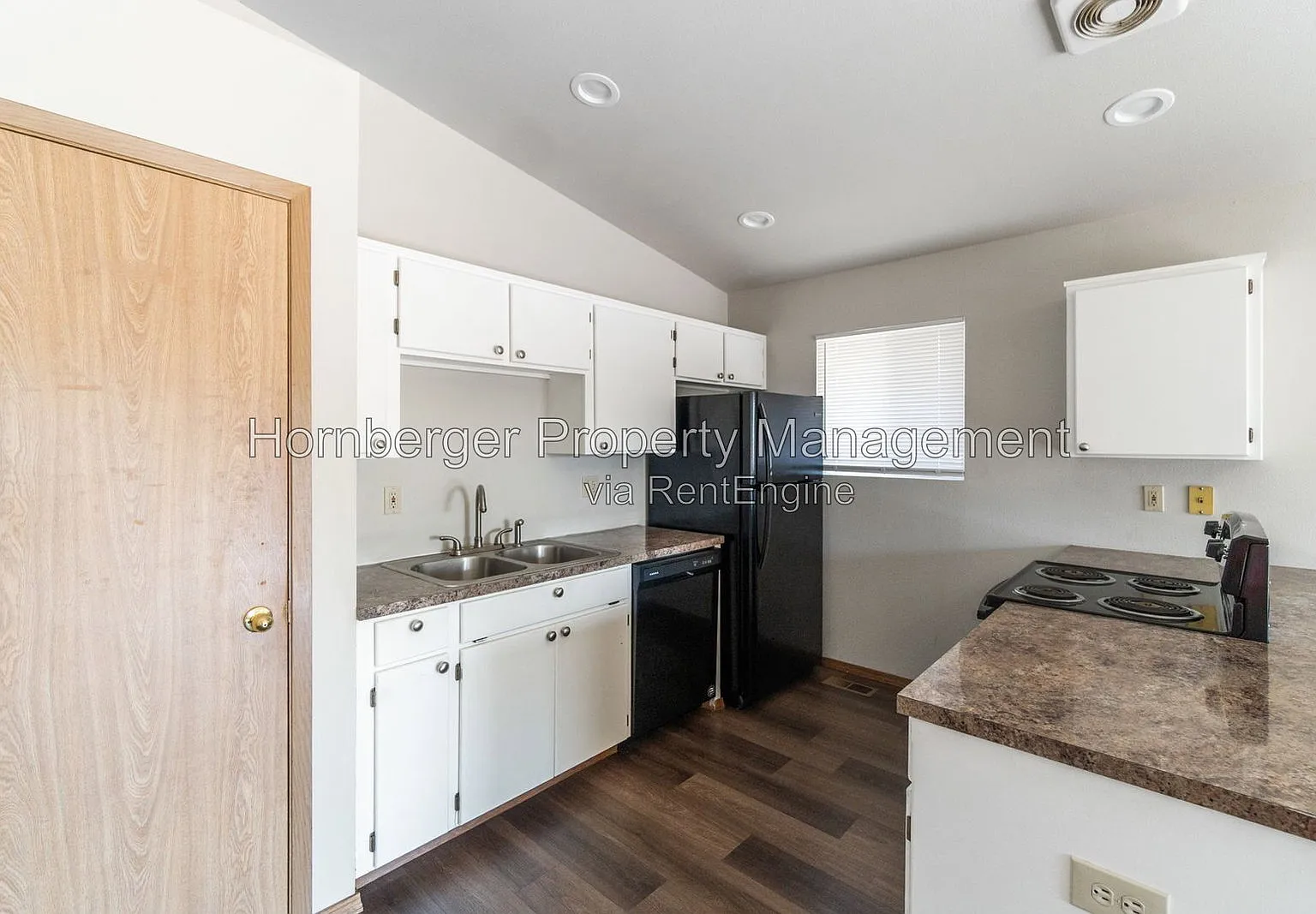 3 bed, 2.0 bath, 1939 sqft, $1,895 — Photo 2