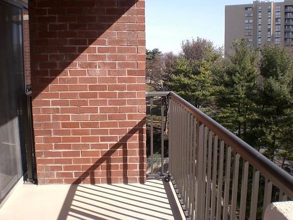 5th image of 1300 Army Navy Dr APT 813