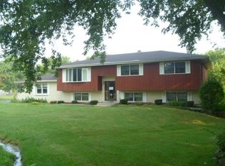 27W440 Ridgeview St, West Chicago, IL 60185