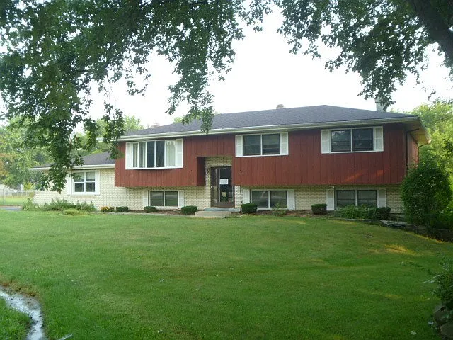 27W440 Ridgeview St photo 1