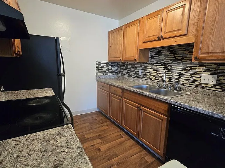 Murray Hill Apartments — Photo 18