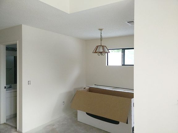 4th image of 220 E Oak St APT 5
