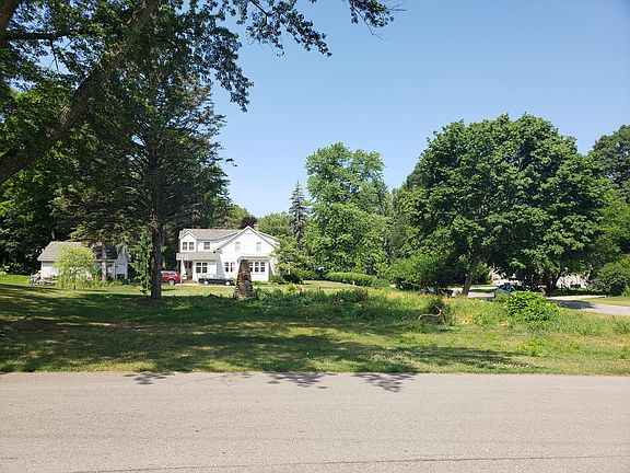 3rd image of 624 Pleasant Ave