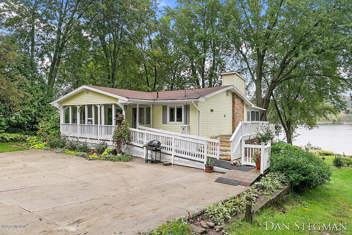 7400 Hallridge Dr NE photo 1