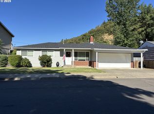 733 W Ballf St, Roseburg, OR 97471