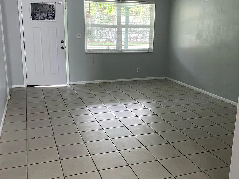 1341 SE 6th Ave #1 — Photo 10