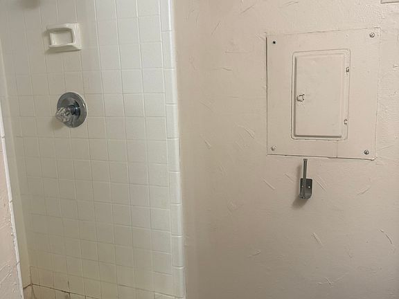 5th image of 9809 Walnut St #301