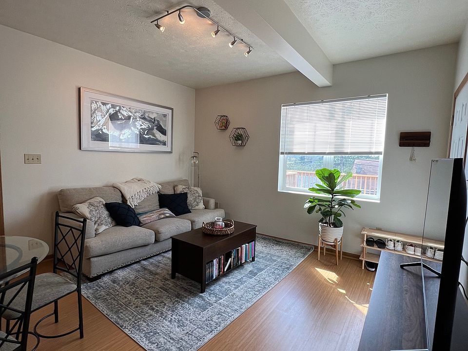 1st image of 33 Ruth St #1