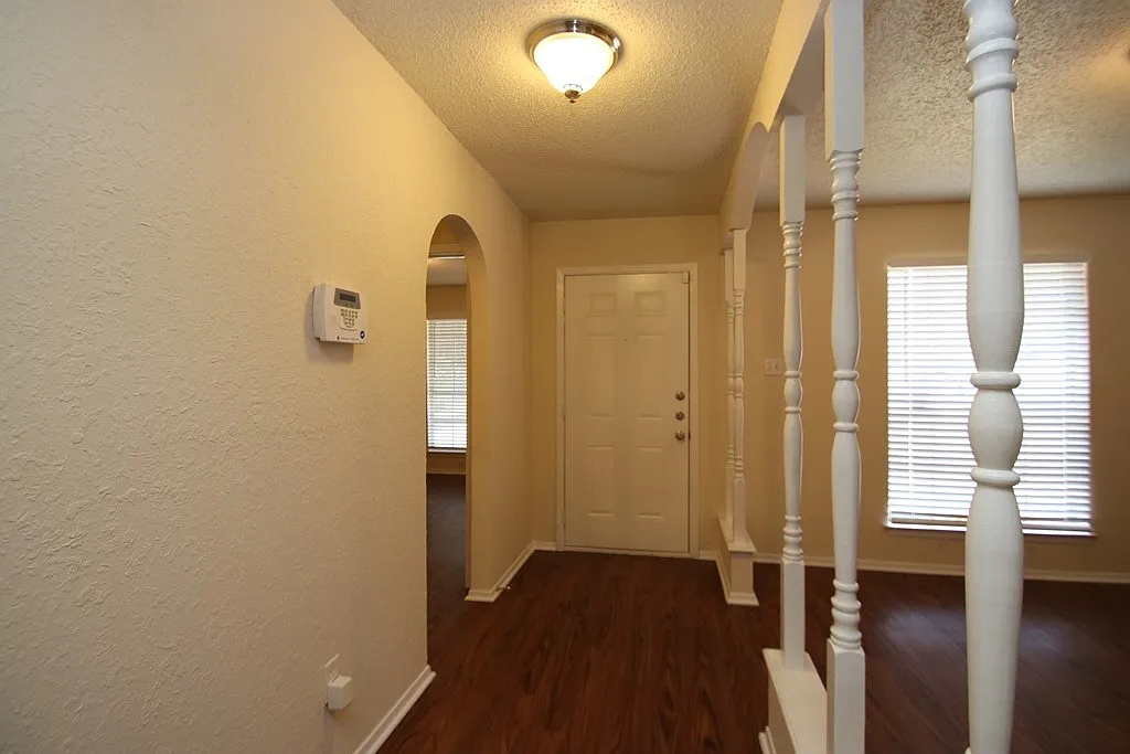 Move In Specials $250 Off First Month's Rent Remodeled South Austin Gem With No Carpet! — Photo 2