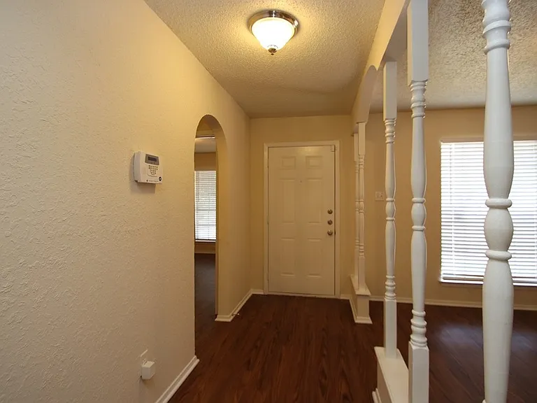 7017 Crosswood Dr — Photo 2