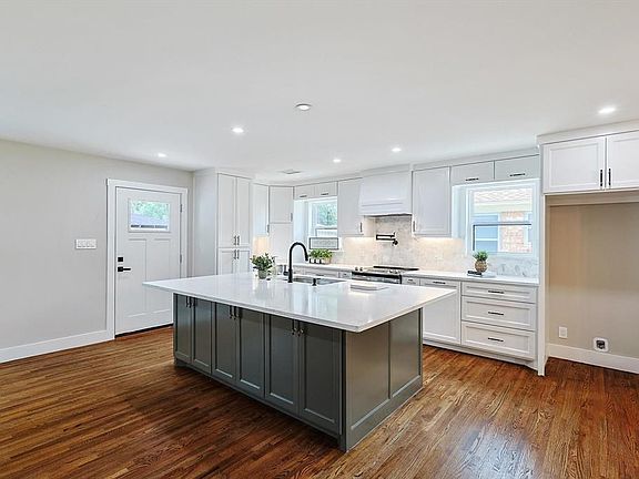 5th image of 9715 Skyview Dr