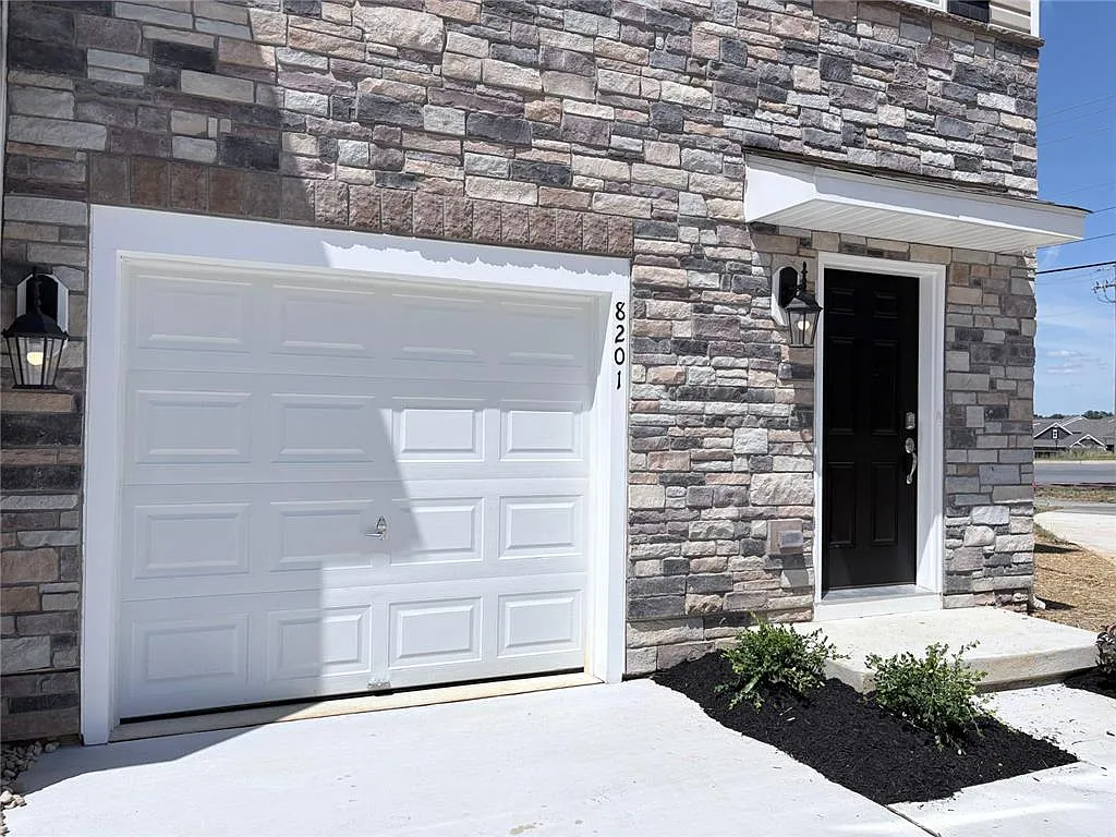 3 bed, 2.5 bath, 1969 sqft, $2,600 — Photo 3