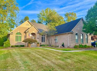 3232 Paramount Ln, Auburn Hills, MI 48326