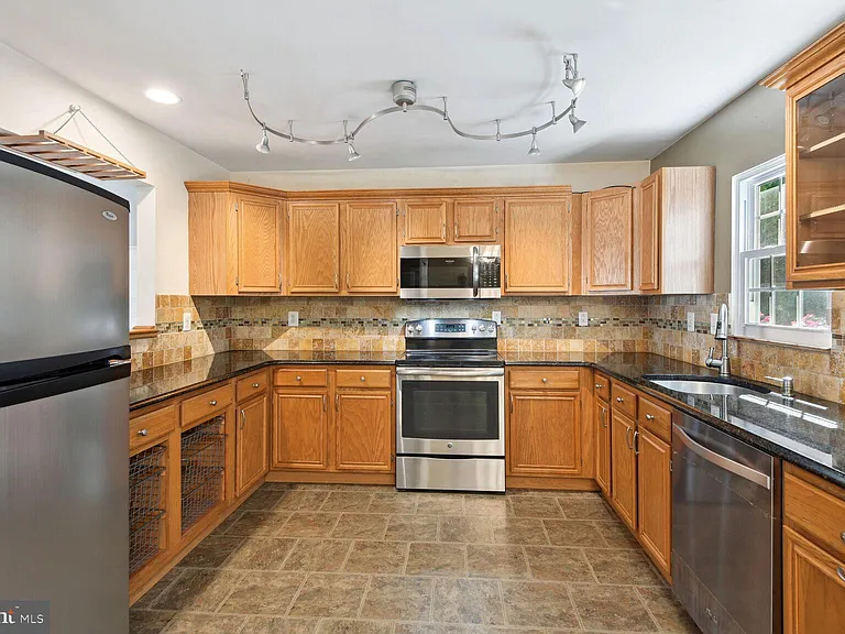 1511 Ashburnham Dr — Photo 8