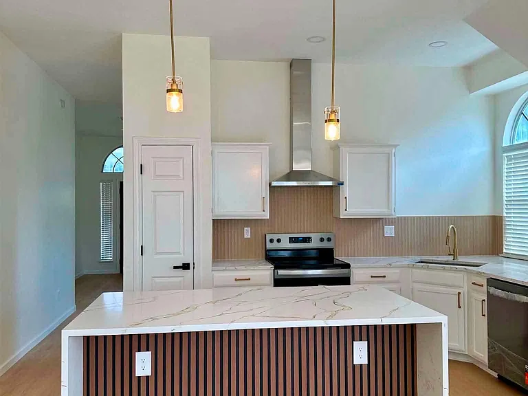 2201 Woodglen Dr — Photo 2