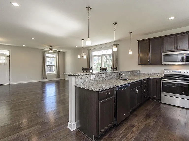 912 Kentwood Dr — Photo 5