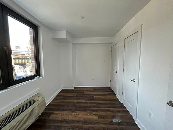 5th image of 874 Willoughby Ave #206