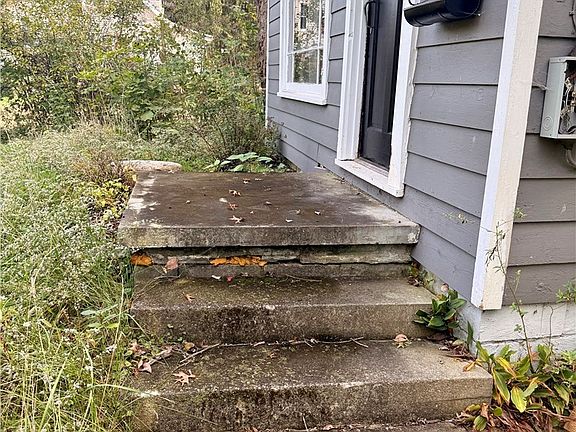 2nd image of 933 Oak St SW