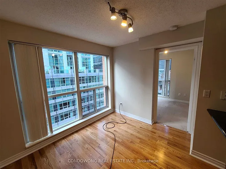 270 Wellington St W #819 — Photo 3