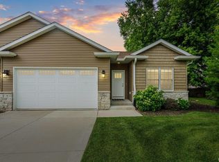 706 Titus Ct, Leclaire, IA