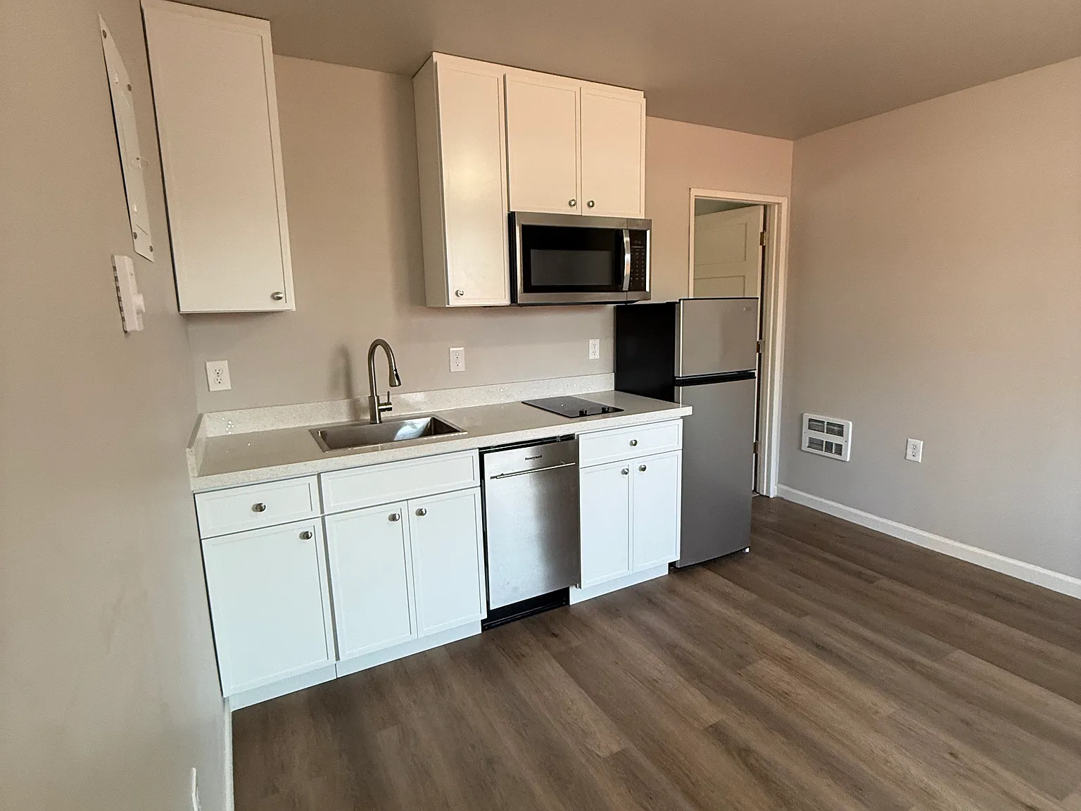 1 bed, 450 sqft, $1,350 — Photo 2
