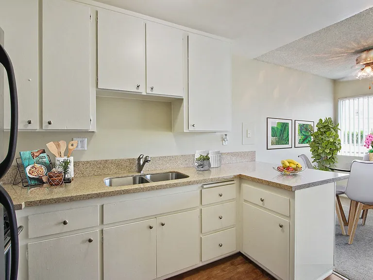 Kitchen With a double sink, small breakfast bar