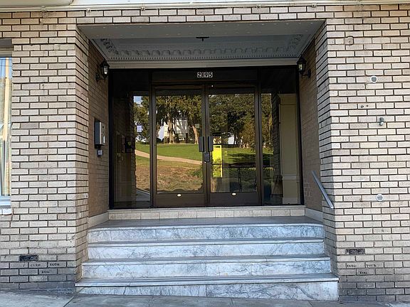 2nd image of 2195 Sacramento St #202