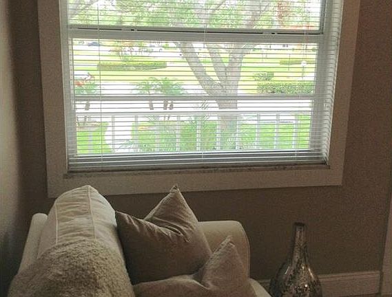 4th image of 8 Vista Palm Ln