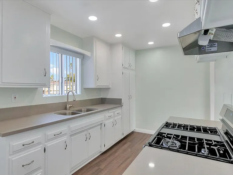 LA GRANADA APARTMENTS — Photo 11