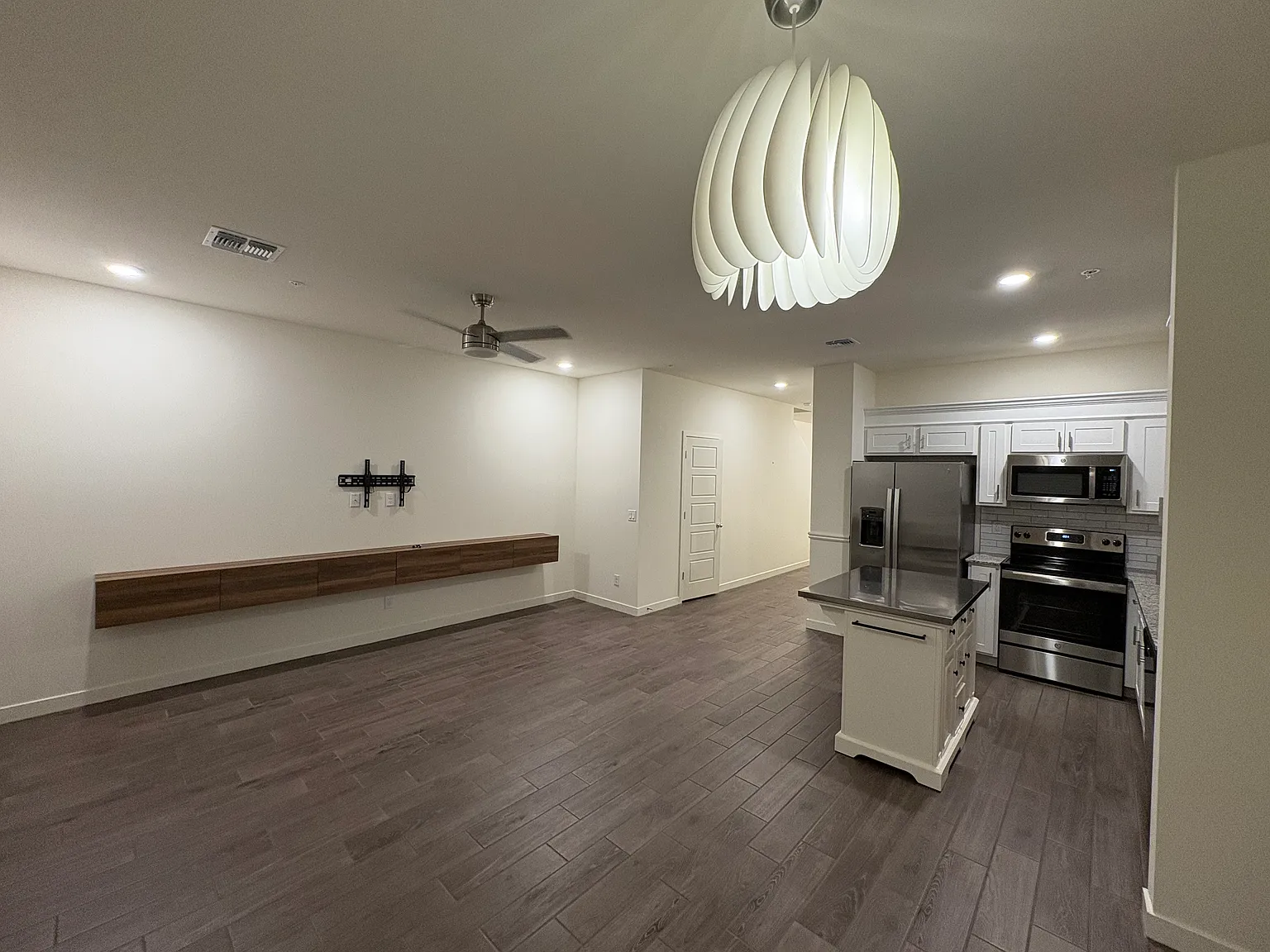 2264 W Laurie Ln — Photo 4