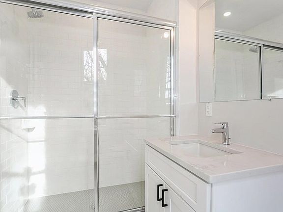 4th image of 49 Beekman Ave #3