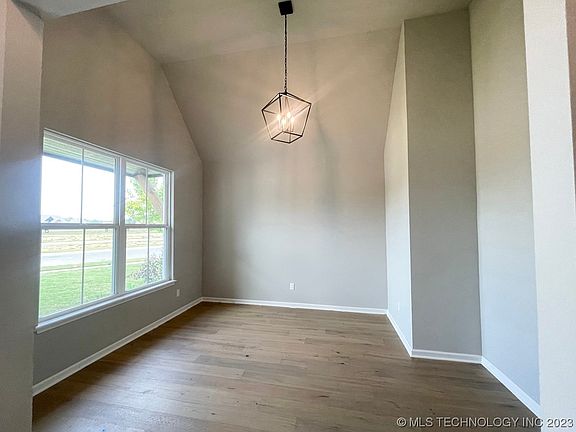 4th image of 7013 E Oakland St