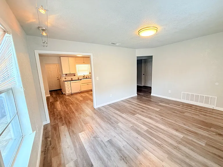 403 Veterans Ave — Photo 5