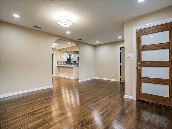4th image of 10846 Sharondale Ln