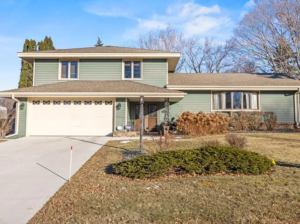 541 Woodhill Dr, Roseville, MN 55113