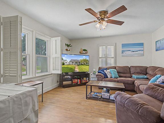 5th image of 609 W Broadway St