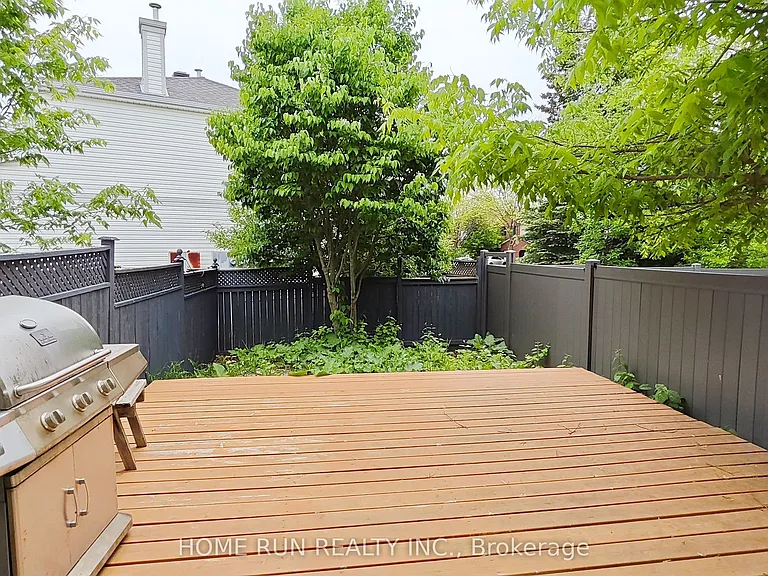 152 Thornbury Cres — Photo 37