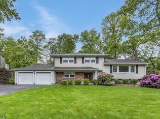 18 W Circuit Dr, Succasunna, NJ 07876