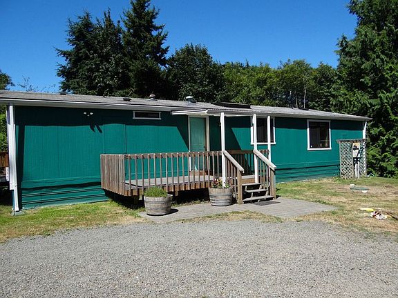 This is the back of the home.  Nice little covered back deck so that you can get those groceries in on a rainy day.  